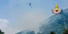 Incendio brucia da due giorni i boschi sul monte Moregallo