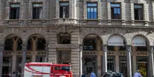 Incendio in palazzo vicino a Rinascente a Milano, vigili sul posto