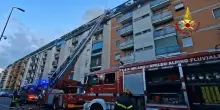 Incendio in grande palazzo a Milano, un morto e due intossicati