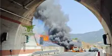 Auto in fiamme innesca un incendio vicino a statale nel Cagliaritano