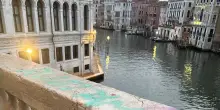 Imbrattano il Ponte di Rialto di Venezia con spray, tre giovani bloccati e denunciati