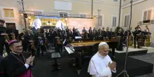 Il Papa: 'Non dimentichiamo le guerre. Conflitti laceranti, resta l'apprensione per chi soffre', poi il giro a sorpresa tra i fedeli