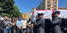 A Milano i funerali dell'agente, 'non stancarti di inseguire i tuoi sogni'