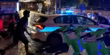 Accerchiano i vigili al Colosseo dopo una festa, due agenti feriti