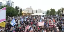 Mille giorni dal 7 ottobre, folla con cartelli e bandiere israeliane a Tel Aviv