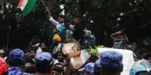 'Le blatte' in piazza a New Delhi, la polizia carica gli studenti