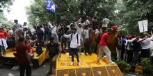 Migliaia di persone protestano nel centro di Nuova Delhi