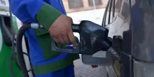 I prezzi dei carburanti avanzano ancora, benzina a 2,025 euro in autostrada