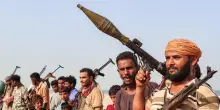 Houthi colpiscono le petroliere, nuovi raid Usa sull'Iran