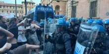 Lancio di bomba carta da manifestanti e carica della Polizia a Bologna