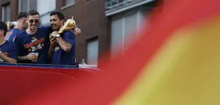 'Viva il re' e il cappello stile Maga, la festa Spagna divide