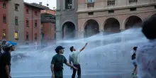 La piazza si infiamma a Bologna, scontri tra manifestanti e agenti