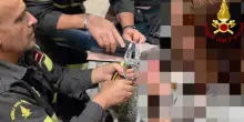 Manette si incastrano, malore per una donna dopo l'arresto su A16