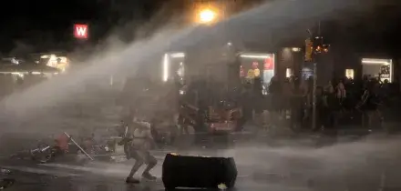 Meloni: 'A Bologna fatto inaccettabile, accertare la verit&agrave; con rigore'. In citt&agrave; guerriglia fino a notte