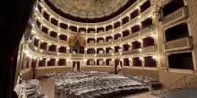 Il caldo attiva l'impianto antincendio al teatro Piccinni di Bari, danni alle finiture