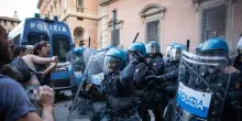 L'Espresso: 'Un nostro collaboratore manganellato dalla polizia a Bologna'