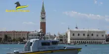 Barchino affonda a Venezia, due persone salvate dalla Gdf