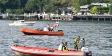 Turista si tuffa con uno dei tre figli nel lago di Como e non riemerge