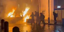 Guerriglia a Bologna fino a notte, incendiata anche un'auto del Comune
