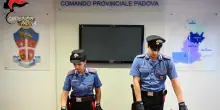 Minaccia i vicini con una katana, trovato in casa un piccolo arsenale