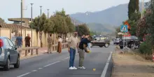 Investe con l'auto una coppia e poi accoltella a morte il ragazzo
