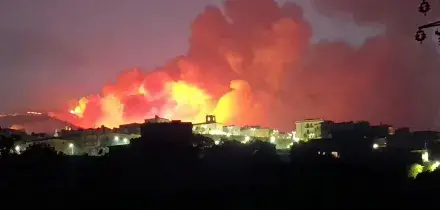 Incendio minaccia cittadina dell'Agrigentino, sgomberate oltre 100 persone