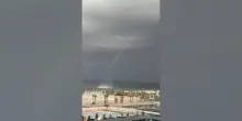 Tromba d'aria a Chioggia, lettini e ombrelloni divelti sulla spiaggia