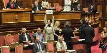 Caso Delmastro, la Camera boccia la richiesta dei pm sulle chat con Caroccia. I senatori del M5s occupano i banchi del governo