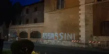 Morte di Fakir, a Pisa scritte anti-polizia anche sui muri della prefettura