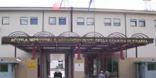 Precipita dal palazzo della scuola della Guardia di Finanza a L'Aquila, gravissima una 22enne