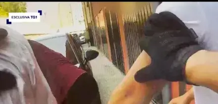 Bologna: al Tg1 un video dalla bodycam di un agente, 'contatto tra Fakir e un'altra persona'