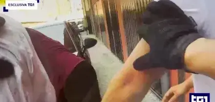 Al Tg1 il video dalla bodycam di un agente, 'contatto tra Fakir e un'altra persona'