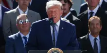 Il tycoon posta foto col cappellino 'Trump 2028', con Jfk e mentre salva Washington