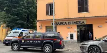 Rapina in banca alle porte di Bologna, persone chiuse nel caveau