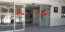 Ladro in azione in casa scoperto dal proprietario, ferito a coltellate