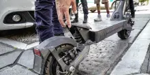 Accoltellato e ucciso in un parco a Torino, si cerca l'assassino