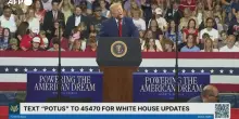 Al comizio di Trump in Georgia un uomo lo imita alle sue spalle: il video diventa virale