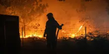 Parigi, 'incendi senza precedenti, da domani oltre 1000 militari sul terreno'