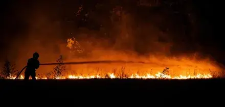 Centinaia di persone fuggono in barca dall'incendio a Cap Ferret