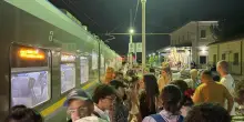 Incendio blocca la circolazione dei treni, passeggeri fermi nel Vibonese