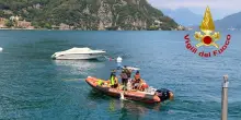 Si tuffa per salvare il figlio nel lago di Como, proseguono le ricerche