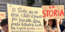 Sit-in contro scritta fascista sulla scuola dedicata a un eroe partigiano