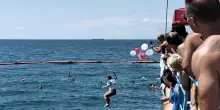 E' l'Olimpiade delle Clanfe, i goliardici tuffi di Trieste