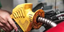 Corrono i prezzi dei carburanti, il governo studia misure per le accise