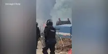 Assalto a Chiomonte, le camionette dei carabinieri in fiamme