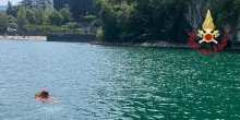Si tuffa per salvare il figlio nel lago di Como, proseguono le ricerche