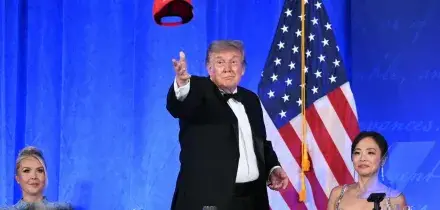 The Donald indossa il cappellino rosso 'Trump 2028' e annuncia: 'Mi candido a presidenziali'