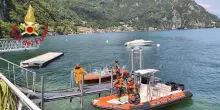 Turista si tuffa per salvare il figlio nel lago di Como e non riemerge
