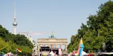 Media, 'veicolo contro la folla a Berlino a margine del Gay Pride, feriti'