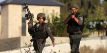 I coloni danno fuoco a due moschee in Cisgiordania. Raid dell'esercito, arrestati 80 palestinesi